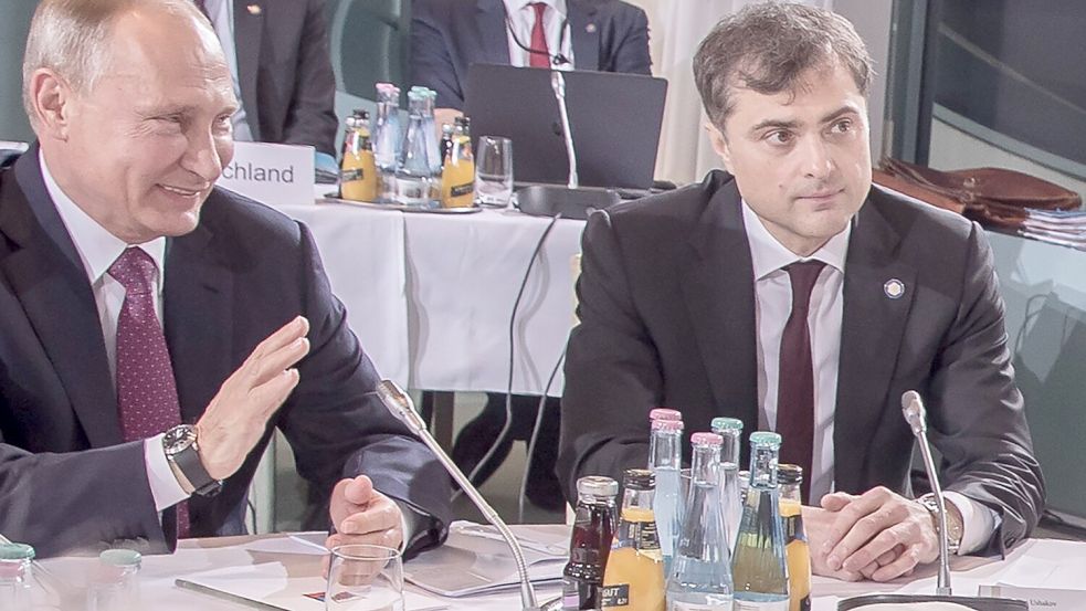 Jahrleang galt Wladislaw Surkow als einer der wichtigsten Berater von Kremlchef Wladimir Putin (l). (Archivbild) Foto: Michael Kappeler