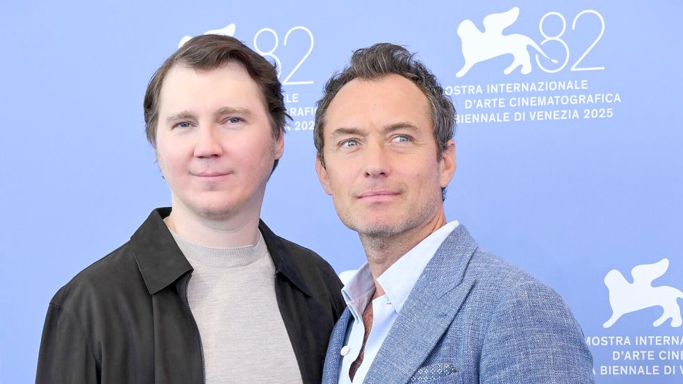 Paul Dano und Jude Law vor der Pressekonferenz zum Film in Venedig. (Archivbild) Foto: Alberto Terenghi