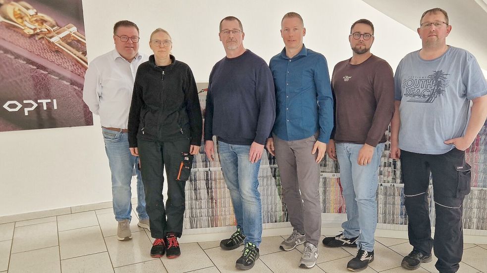 Die neuen Betriebsräte von Yourzip Germany in Rhauderfehn (von links) mit Thomas Gelder, 1. Bevollmächtigter der IGM-Leer-Papenburg: Doris Solnierzik, Guido Papencordt, Marcel Taubert (Betriebsratsvorsitzender), Stefan Purbst (stellv. Betriebsratsvorsitzender) und Rainer Schmidt. Foto: privat
