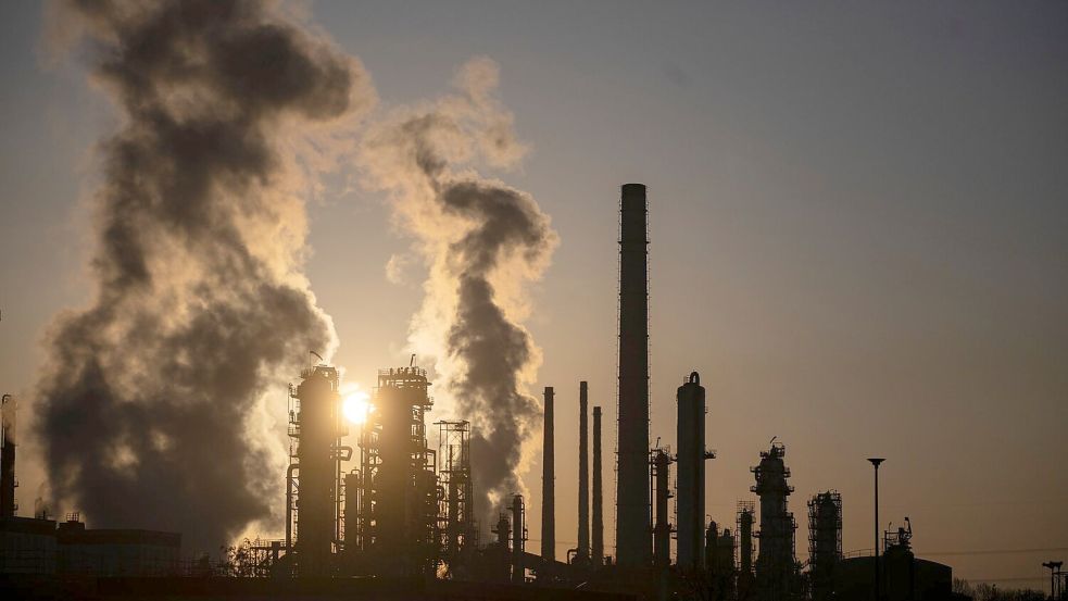 Kurz nach Ostern verkündeten die USA und Iran, dass sie sich auf eine zweiwöchige Waffenruhe geeinigt haben. Der Iran kündigte ein Ende der Blockade der für den weltweiten Öl- und Gashandel wichtigen Meerenge Straße von Hormus an. Wird der Schmierstoff der Weltwirtschaft dauerhaft wieder günstiger? (Symbolbild) Foto: Marijan Murat