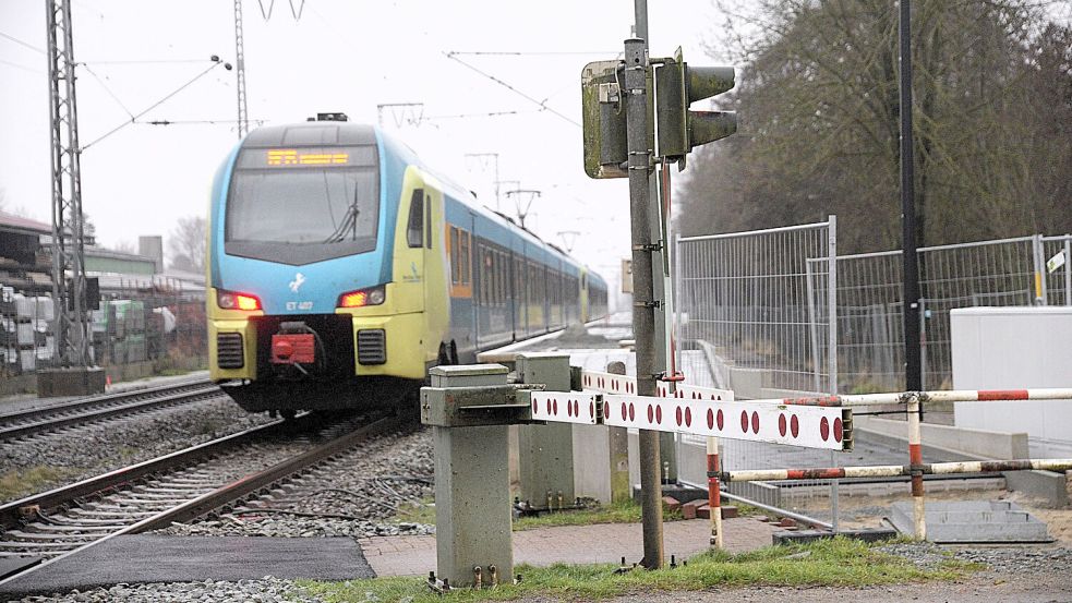 Die neuen Bahnsteige in Neermoor beidseitig der Kirchstraße können in Kürze genutzt werden. Die Westfalenbahn wird dort im Stundentakt halten. Das Foto entstand im Januar während der Bauphase. Foto: Karin Lüppen/Archiv