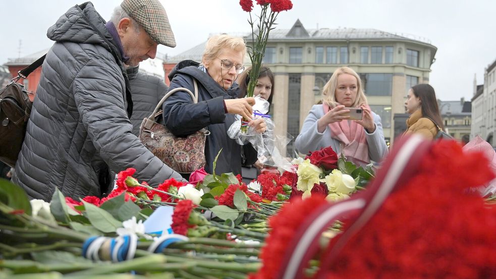 Jedes Jahr gedenken Menschen am Solowezki-Stein in Moskau der Opfer von politischer Verfolgung. (Archivbild) Foto: Dmitry Serebryakov/AP/dpa