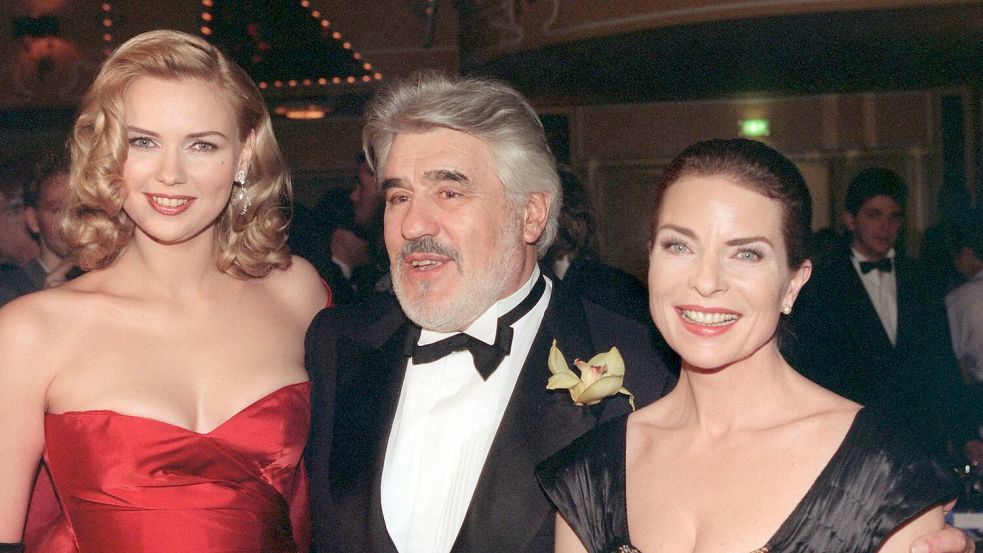 Adorf spielte u.a. mit Veronica Ferres (l) und Gudrun Landgrebe in „Rossini“. (Archivbild) Foto: Ursula Düren/dpa