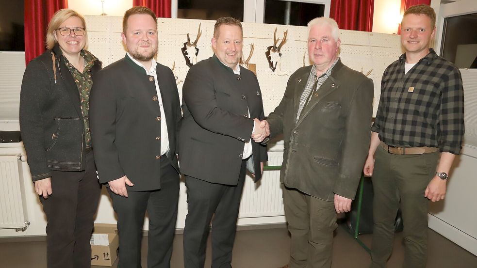 Als neuer Vorsitzender des Hegerings Scharrel erhielt Martin Reiners (Mitte) die Glückwünsche seines Vorgängers Dr. Heinrich Norrenbrock (4. von links). Weiter im Vorstand sind (von links) Janine Hanekamp, Pascal Tieke und Helmut Wahl (rechts). Foto: Hans Passmann.