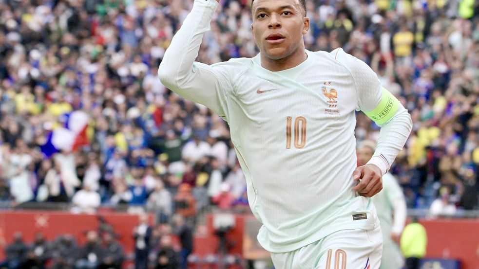 Kylian Mbappé läuft mit Frankreich in Nike-Trikots auf. Auch bei den französischen Trikot gibt es Probleme mit der Schulternaht. Foto: IMAGO/TheNews2