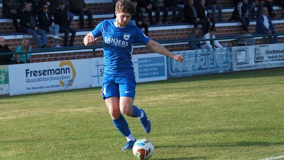 BW Papenburg (am Ball Paul Marx) peilt gegen den TV Dinklage den dritten Sieg in Folge an. Foto: Marco Reemts