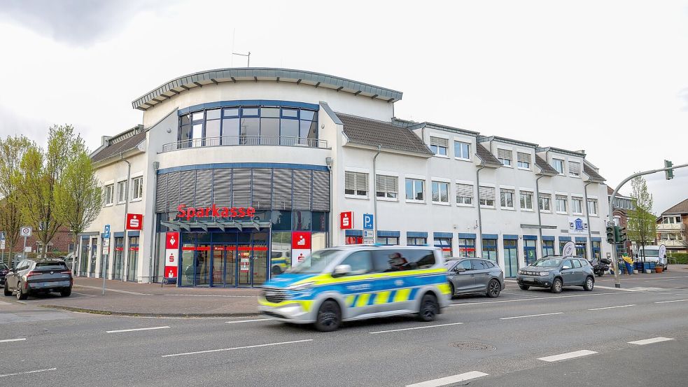 Bewaffneter sorgt für Großeinsatz an Sparkassenfiliale Foto: Christoph Reichwein