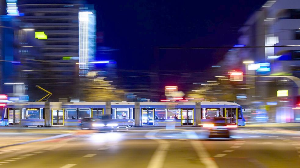 Aufgrund der hohen Spritpreise fahren mehr Menschen mit dem ÖPNV - doch die Verkehrsunternehmen können den Bedarf kaum bedienen. (Symbolbild) Foto: Hendrik Schmidt