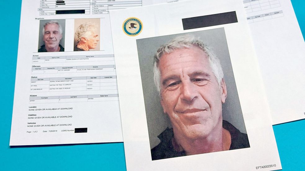 Dokumente mit geschwärzten Passagen zum Fall Epstein liegen auf einem Tisch. (Archivbild) Foto: Jon Elswick/AP/dpa