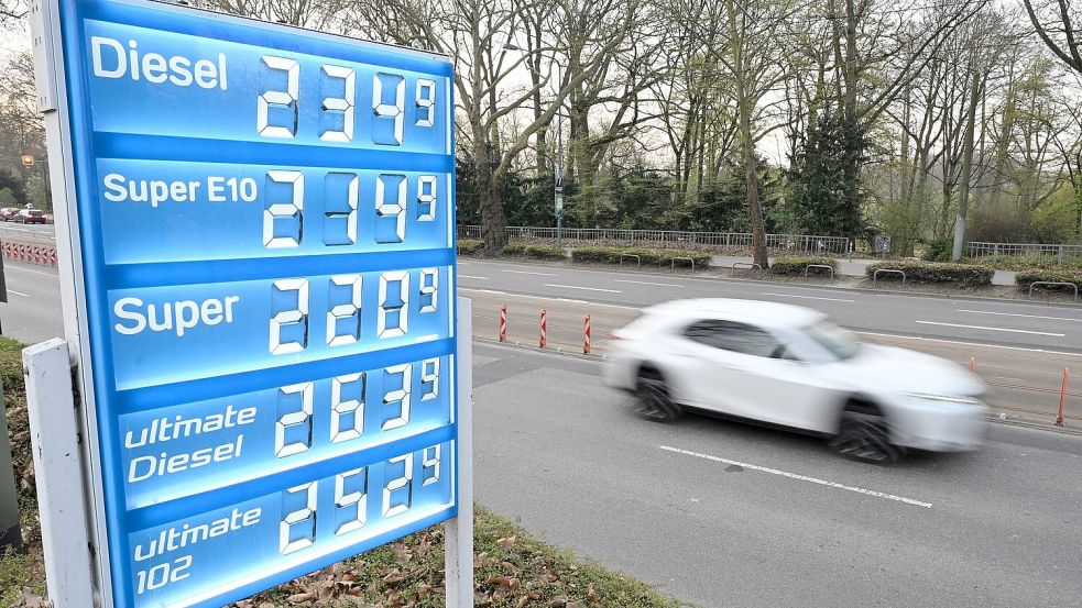 Die Kämpfe im Nahen Osten haben die Spritpreise im März deutlich anziehen lassen. (Archivbild) Foto: Michael Brandt
