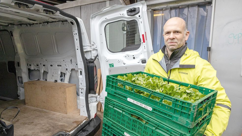 Etwa alle sechs Wochen ist der Osnabrücker Friedemann Keller an der Reihe, um für knapp 20 Menschen in Osnabrück frisches Gemüse vom solidarischen Landwirtschaftshof in Bramsche-Pente abzuholen. Foto: Anneke Stölting