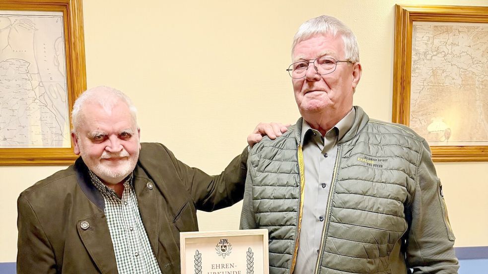 Hegeringsleiter Reinhard Leising (links) gratuliert Herbert Janssen für 40 Jahre Treue zum Hegering Leer. Foto: privat