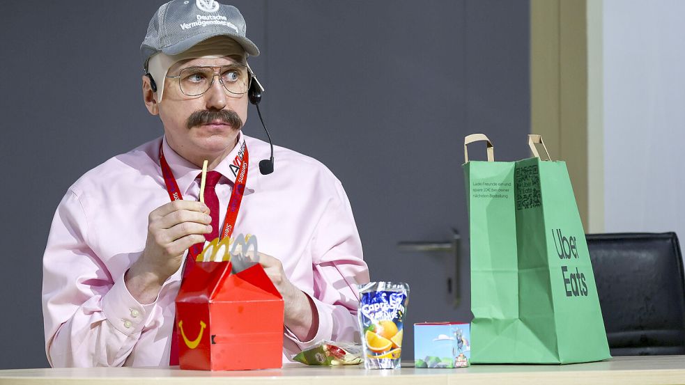 Für ein Happy Meal reicht das Geld: Lars Eidinger ist „Der Geizige“ an der Schaubühne Berlin. Foto: IMAGO / Mauersberger
