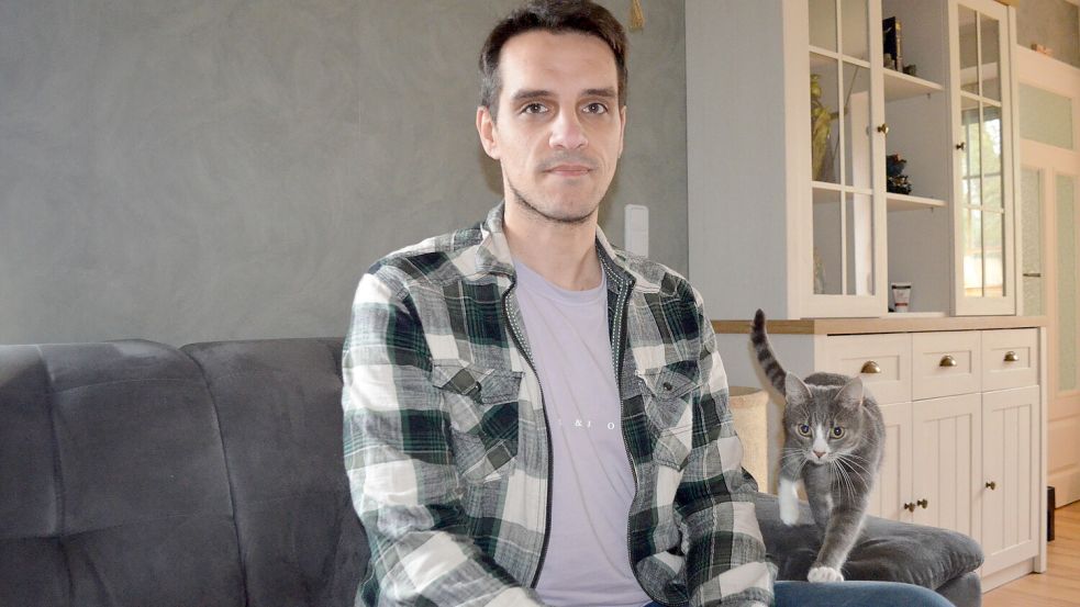 Christopher Albers – hier mit Kater Merlin – hat Ärger mit dem Media-Markt Papenburg wegen eines Computers, den er dort gekauft hatte. Nach mehreren Nachbesserungsversuchen hat der 33-Jährige jetzt weder den PC, noch die 1400 Euro, die er dafür bezahlt hat. Der Collinghorster klagt mittlerweile gegen das Unternehmen. Er möchte andere vor deren Umgang mit Reklamationen warnen. Foto: Astrid Fertig