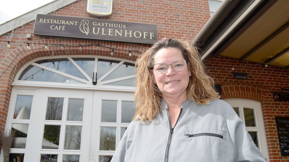 Seit 2014 führt Anja Tritschler gemeinsam mit ihrem Mann Arno das Gasthuus Ulenhoff in Grotegaste. Es befindet sich in einem historischen Bauernhaus aus Brinkum, das gemeinsam mit zwei weiteren historischen Höfen auf dem Dorfplatz im Freizeitpark „Am Emsdeich“ dort als Ensemble wieder aufgebaut wurde. Das Gasthuus Ulenhoff bietet auch Gästezimmer - und Frühstücksbüffet für Jedermann, werktags und am Wochenende. Foto: Astrid Fertig
