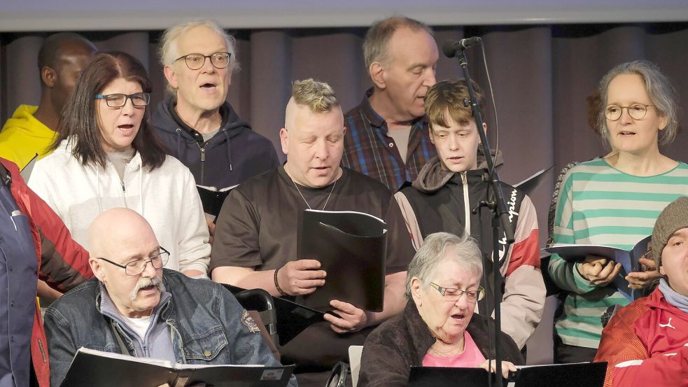 Als Dankeschön für die hohe Spendensumme veranstaltete der „Abseits“-Chor ein Konzert im noz-Medienzentrum. Foto: Thomas Osterfeld