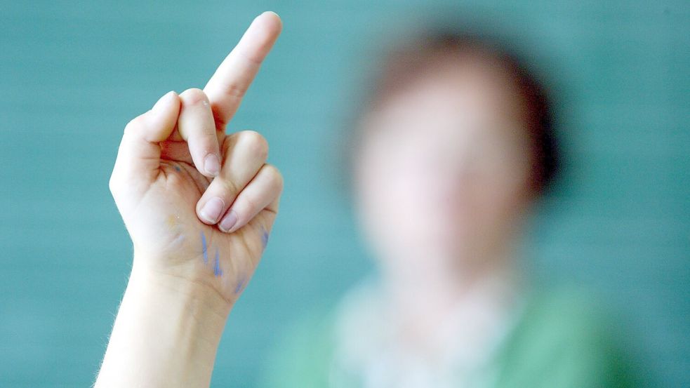 Oft bleibt es nicht beim „Stinkefinger“ gegen Lehrkräfte. Immer öfter werden Schüler auch handgreiflich. Foto: imago/photothek/stock & people