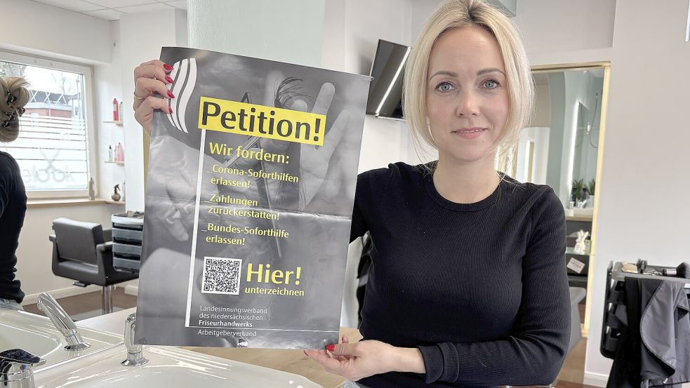 Friseurmeisterin Janna Follrichs aus Rhauderfehn wirbt für die Petition gegen die Rückforderungen der Corona-Soforthilfen in Niedersachsen. Foto: Henrik Zein