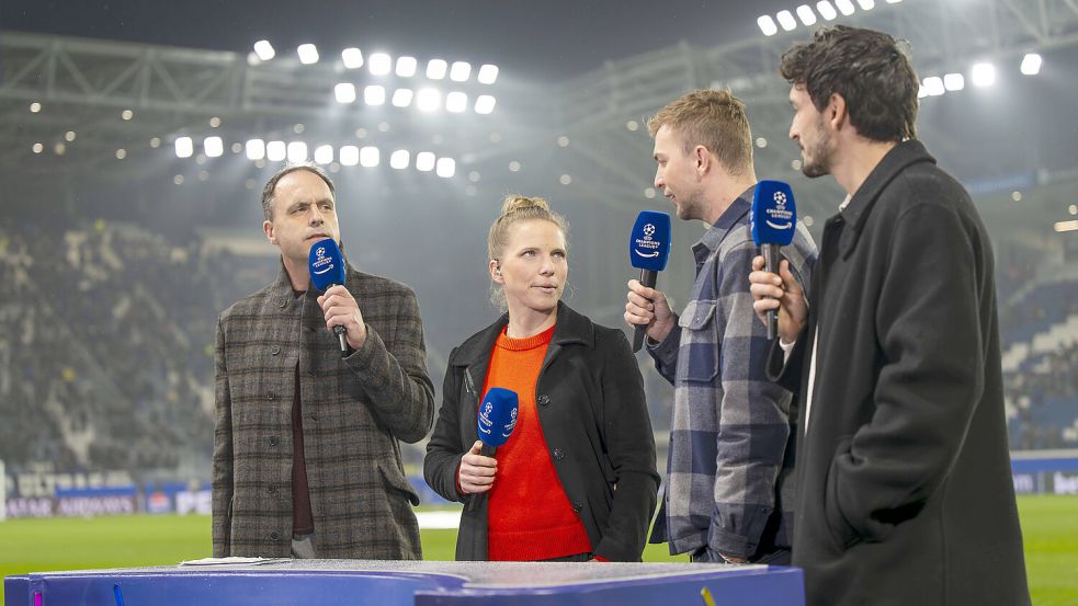 Tabea Kemme war zuletzt beim Champions-League-Spiel der Bayern in Bergamo für Prime Sport als Expertin im Einsatz. Eingerahmt von Moderator Jonas Friedrich (l.), sowie den Experten Christoph Kramer und Mats Hummels. Foto: IMAGO/MIS