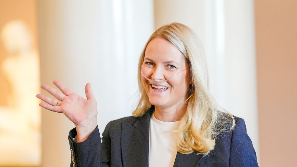 Mette-Marit trat jüngst aufgrund ihrer Krankheit kürzer, nun zeigte sie sich bei einem offiziellen Termin mit einer sogenannten Nasenbrille. Foto: Lise Åserud/NTB Pool/dpa