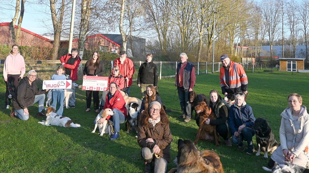 Die Mitglieder des IRJGV Hundeverein, Ortsgruppe Ostrhauderfehn, freuen sich über neue Strahler für die Flutlichtanlage. Möglich wurde die Umsetzung des Projektes auch durch eine Spende der Sparkasse Leer-Wittmund in Höhe von 1.000 Euro. Das Foto zeigt einige Mitglieder des Vereins im Rahmen der symbolischen Scheckübergabe. Im Hintergrund sind zwei der insgesamt vier neuen Strahler zu sehen. Foto: Holger Weers