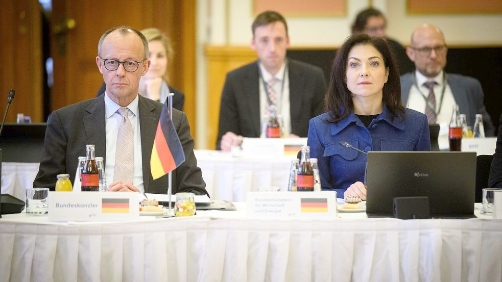 Kanzler Merz mahnt seine Wirtschaftsministerin zur Zurückhaltung in der Spritpreis-Debatte. (Archivbild) Foto: Bernd von Jutrczenka/dpa