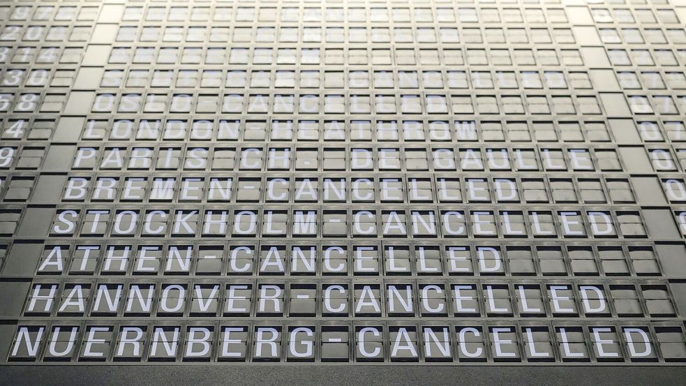 Blick auf eine Anzeigetafel am Frankfurter Flughafen. Foto: Hannes P Albert/dpa