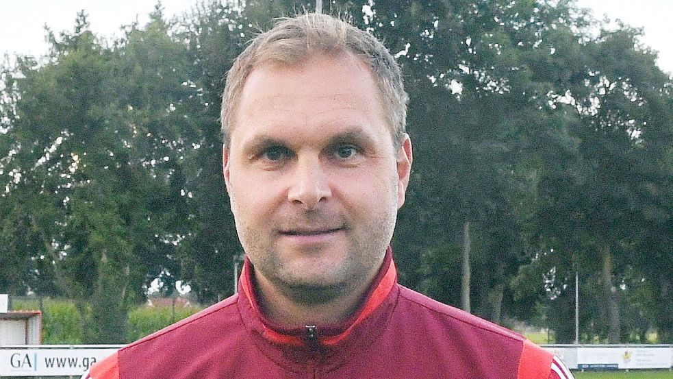 Westrhauderfehns Trainer Rainer Sinnigen fordert mehr Zielstrebigkeit von seinen Offensivspielern. Foto: Hans Damm