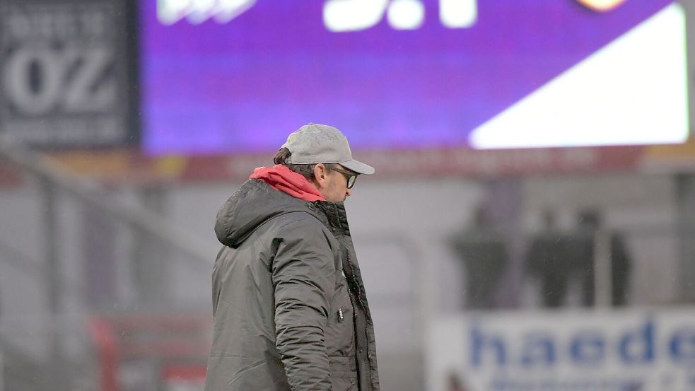 Zwei Niederlagen kassierte Claus-Dieter Wollitz als Cottbuser Trainer an der Bremer Brücke - die letzte in der Osnabrücker Aufstiegssaison 2018/19, als der VfL mit Daniel Thioune 3:1 gewann. Foto: Helmut Kmme