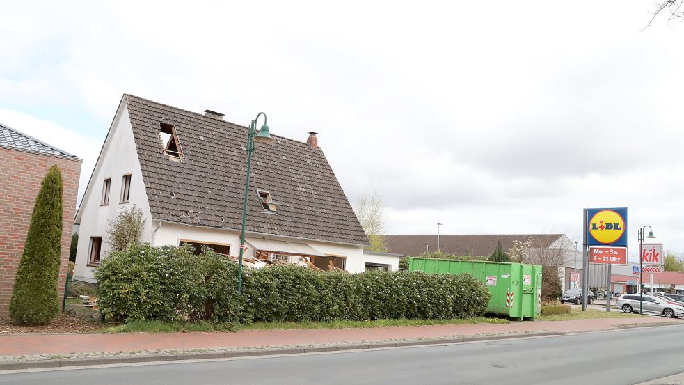 Am Haus Willenbrink an der Hauptstraße 492 laufen die letzten Vorbereitungen – der Abriss soll laut Gemeinde bis 21. April abgeschlossen sein. Foto: Hans Passmann