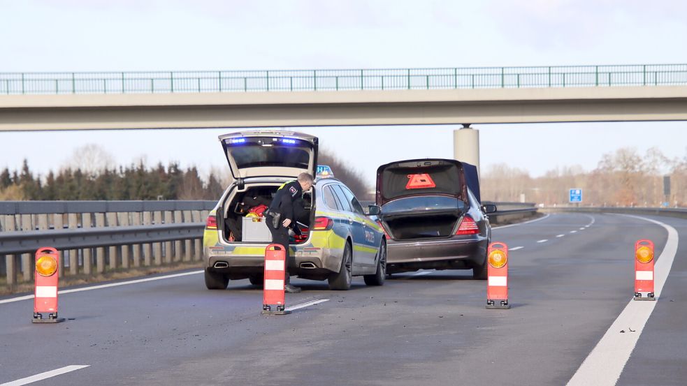 Ein Einsatzfahrzeug der Polizei steht hinter einem Fahrzeug auf der Autobahn 31. An einem deutsch-niederländischen Grenzübergang fuhr ein Autofahrer einer Kontrolle davon. Foto: Matthias Brüning/dpa