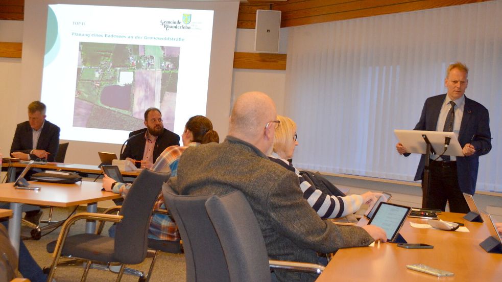 Der Verwaltungsausschuss, das höchste Gremium nach dem Rat, wurde am Donnerstag in der Ratssitzung - hier mit Rhauderfehns Bürgermeister Geert Müller am Rednerpult - per Abstimmung neu besetzt. Foto: Astrid Fertig