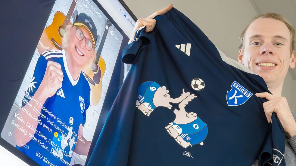 In dem von Otto gestalteten Sondertrikot läuft die Mannschaft von Kickers Emden im Heimspiel gegen den FC St. Pauli II auf. Foto: Ortgies