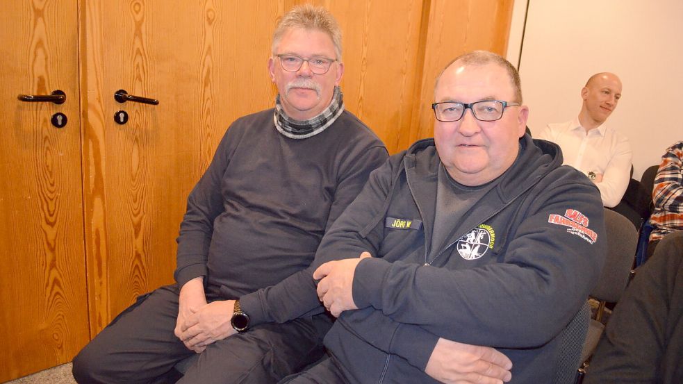 Alfred Willms (links) wurde jetzt vom Rhauderfehner Gemeinderat für weitere sechs Jahre zum Ortsbrandmeister von Klostermoor ernannt. Jörg Wienberg (rechts) wurde für eine weitere sechsjährige Amtsperiode zum stellvertretenden Ortsbrandmeister von Rhaudermoor ernannt. Foto: Astrid Fertig