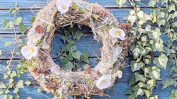 Kränze aus weichen Gräsern haben im Latüt-Garten ihren Auftritt. Foto: Karin Berends-Lüürßen