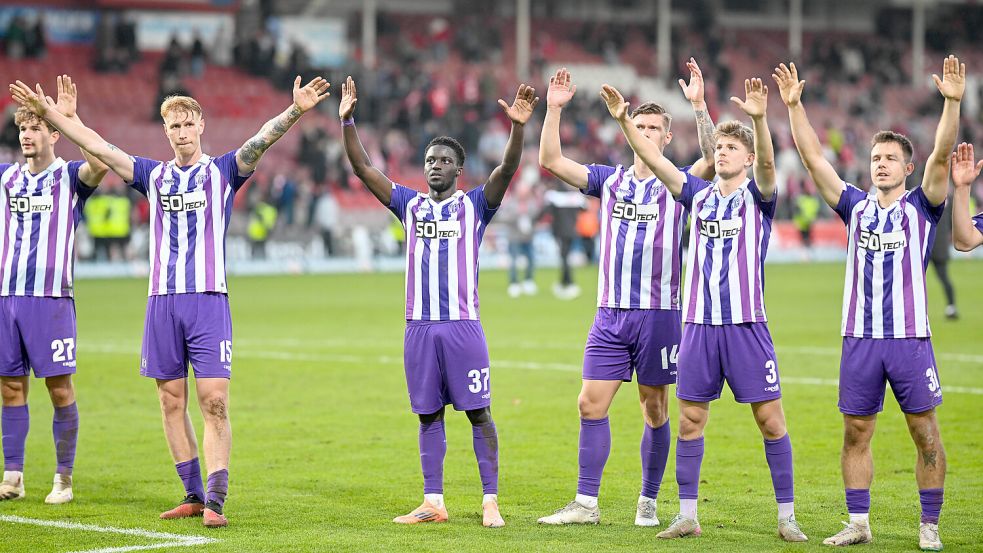 Wollen wieder jubeln: Die VfL-Spieler nach dem Sieg im Hinspiel beim FC Energie Cottbus Foto: osnapix/Michael Titgemeyer