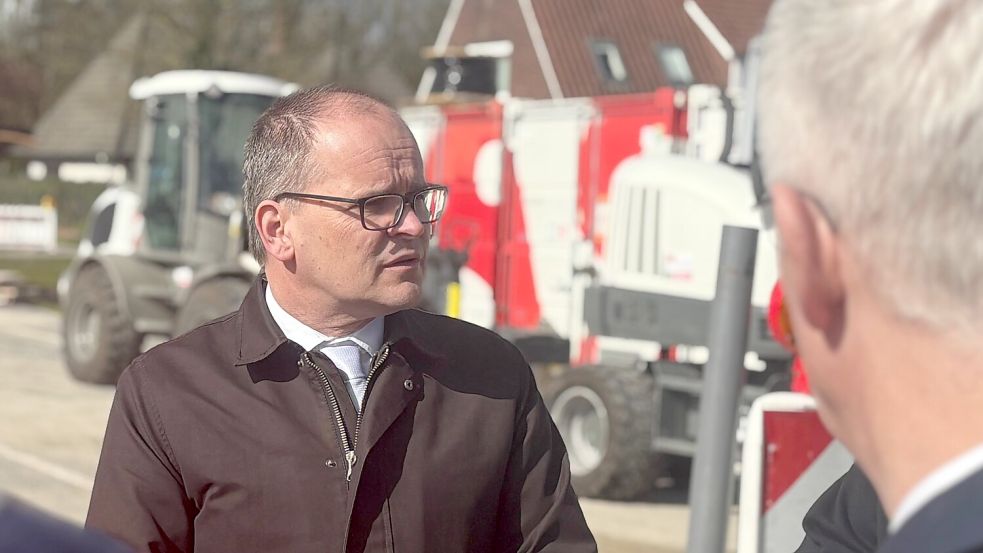 Niedersachsens Minister für Wirtschaft, Verkehr und Bauen Grant Hendrik Tonne war in Remels. Foto: Lars Löschen
