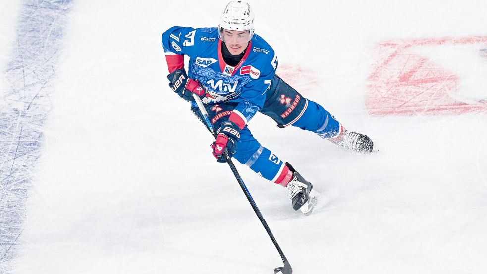 Mannheims Justin Schütz sorgte mit einem kuriosen Treffer für die Entscheidung in München. Foto: Uwe Anspach