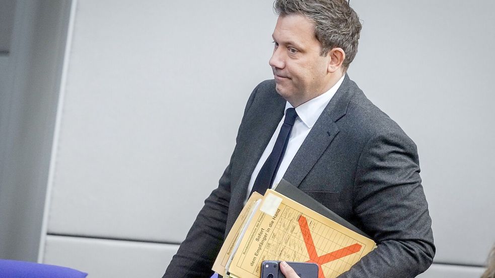Der Finanzminister fordert eine Übergewinnsteuer und einen Preisdeckel für Kraftstoffe. (Archivbild) Foto: Kay Nietfeld/dpa