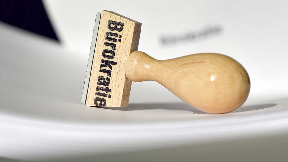 Bürokratieabbau haben sich schon mehrere Bundesregierungen auf die Fahnen geschrieben, nur haben die meisten Bürgerinnen und Bürger den Eindruck, dass die Last unter dem Strich nicht sinkt. (Symbolbild) Foto: Ralf Hirschberger/dpa-Zentralbil