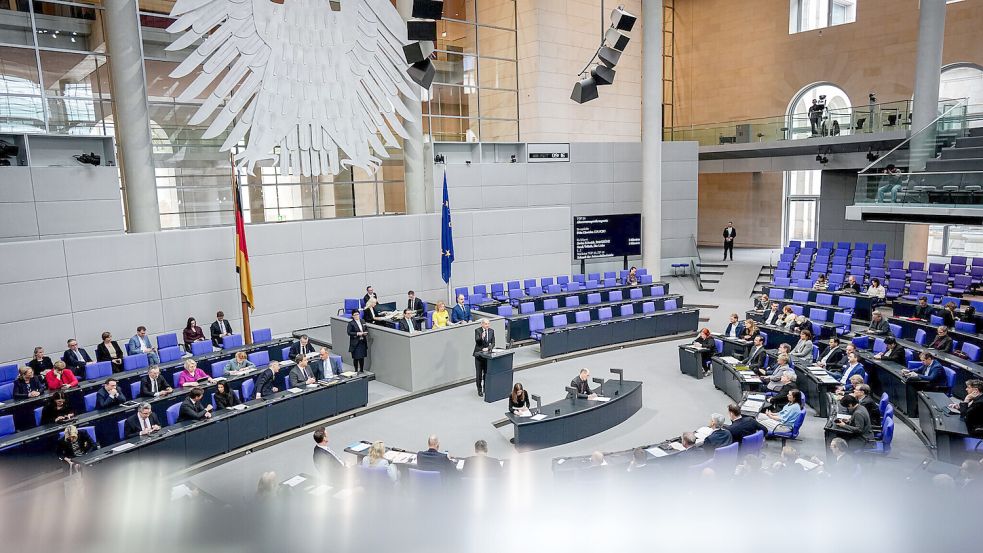 Abstimmungen finden im deutschen Bundestag in Präsenz statt. Wer nicht da ist, darf auch seine Stimme nicht abgeben. Foto: dpa/Kay Nietfeld
