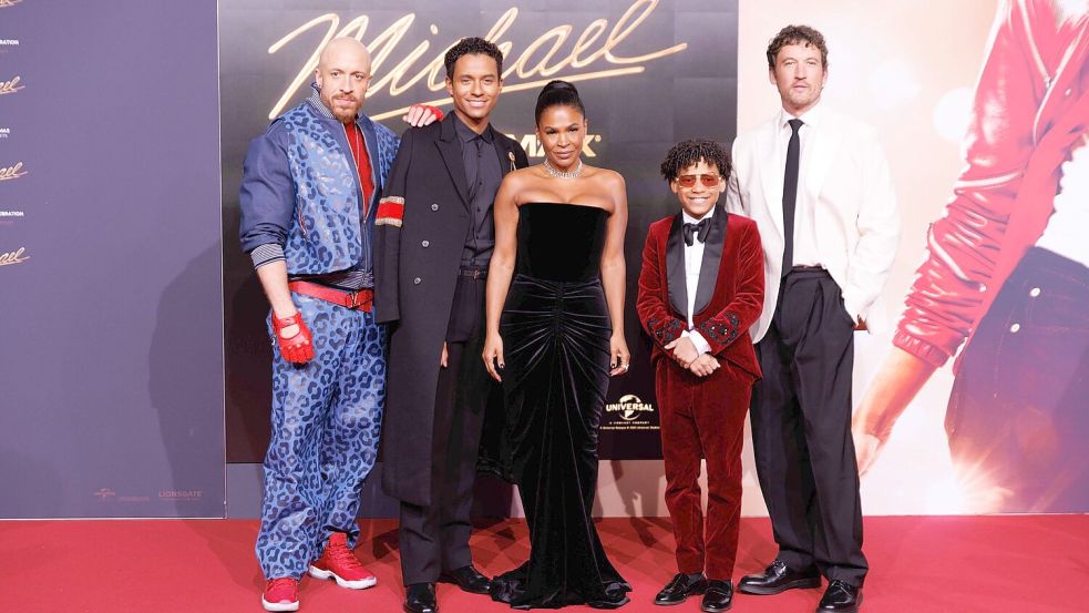 Der Cast vom Biopic „Michael“ mit Jaafar Jackson (2. v. l.) kam zur internationalen Premiere in Berlin. Foto: Carsten Koall