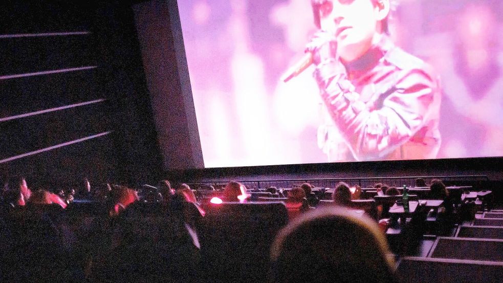 Kino statt Konzertsaal: Fans in Berlin feierten auf bequemen Sesseln. Foto: Carsten Koall