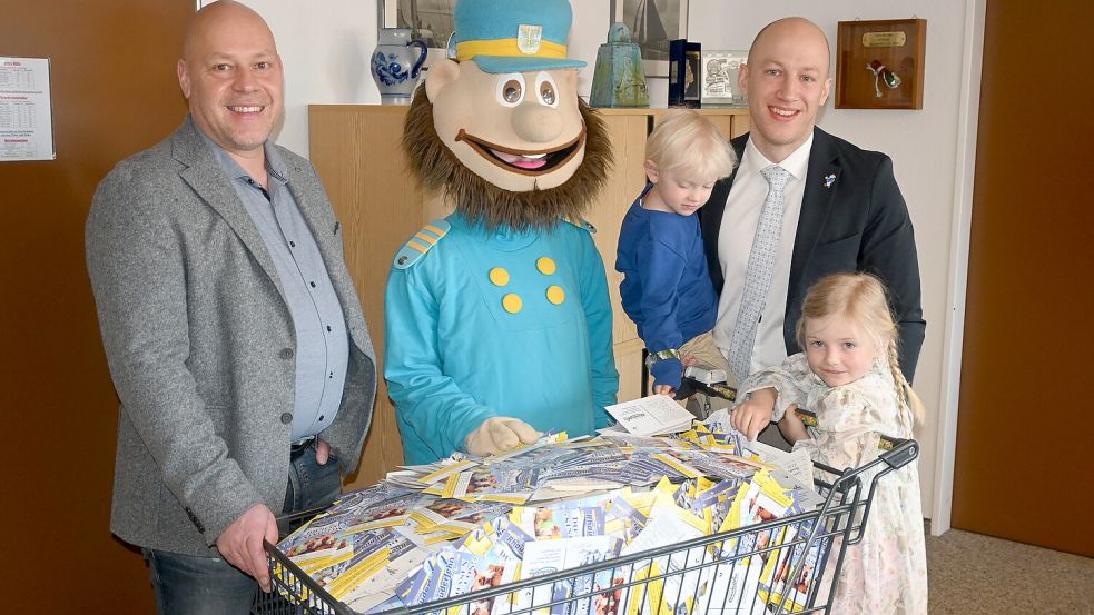 Im Beisein von Fokko, dem Maskottchen der Gemeinde Rhauderfehn sowie Karsten Berg und Thies Kruse vom Gewerbeverein Rhauderfehn zogen die beiden „Glücksfeen“ aus den eingesandten Teilnahmekarten der Osteraktion die drei Gewinner. Das Foto zeigt (von links) Karsten Berg, Maskottchen Fokko, Theo Gronowski, Thies Kruse und Merle Gronowski. Foto: Holger Weers