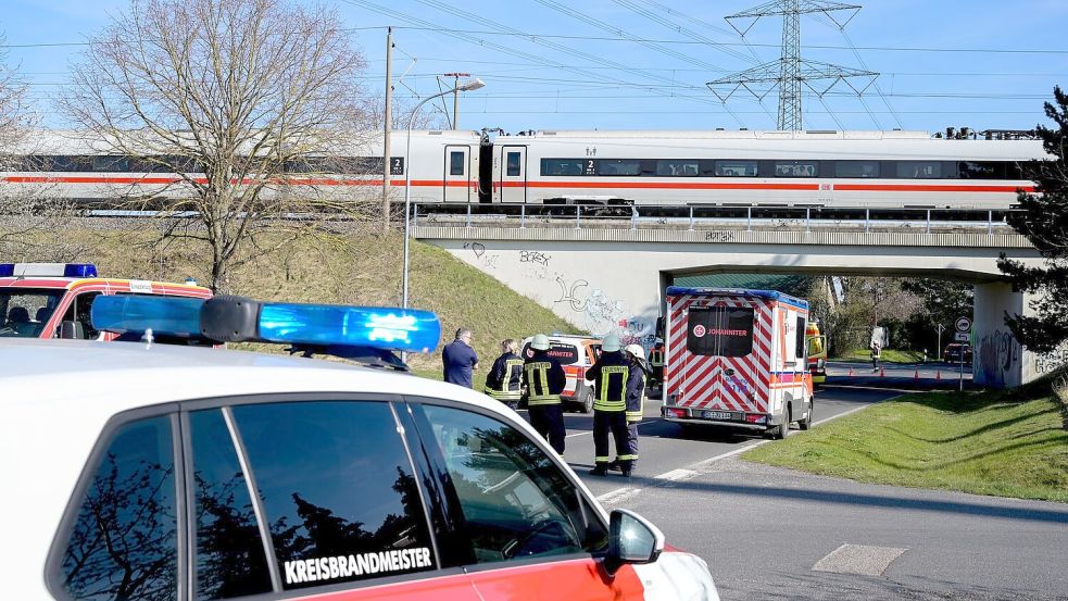 Ein ICE steckte wegen eines Oberleitungsschadens in Sachsen-Anhalt fest. Foto: Heiko Rebsch/dpa