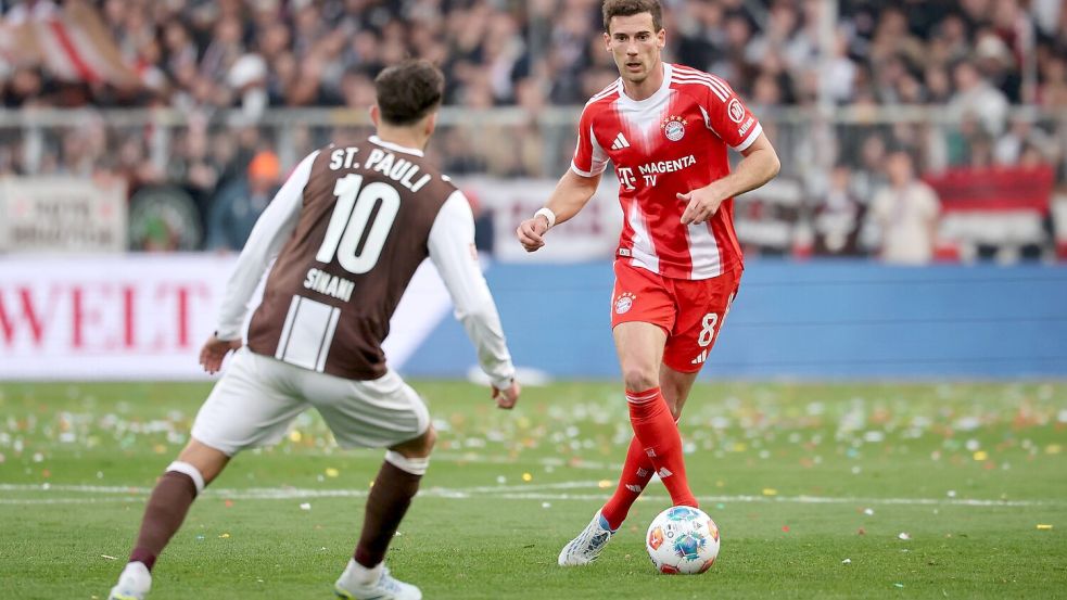 Leon Goretzka (r) erzielte das 102. Saisontor für die Rekord-Bayern. Foto: Christian Charisius