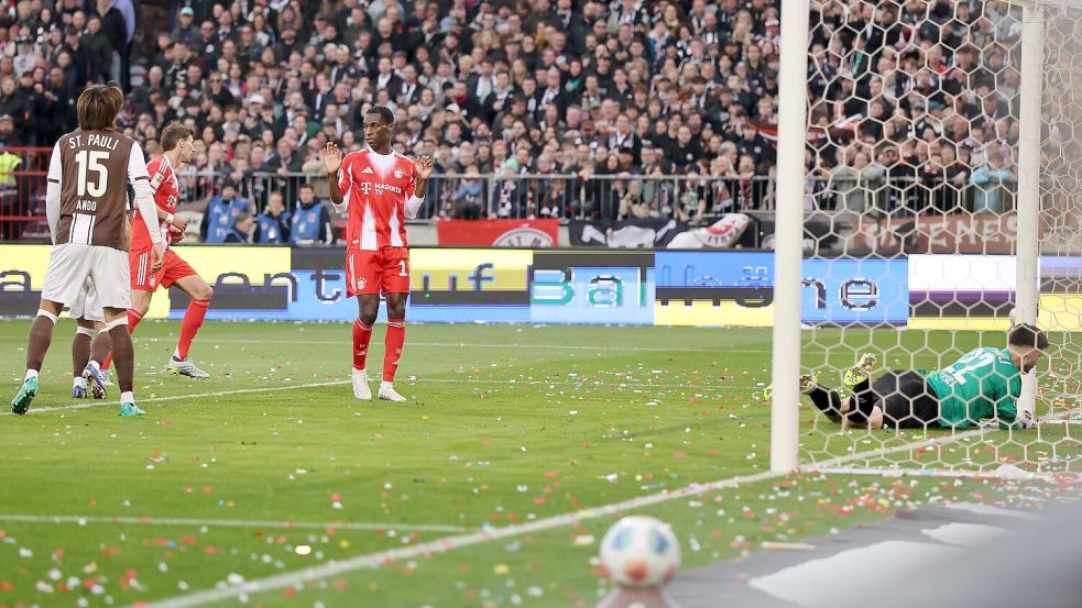Das Rekordtor: Leon Goretzka (2.v.l.) schießt den 102. Bayern-Treffer in dieser Saison. Foto: Christian Charisius
