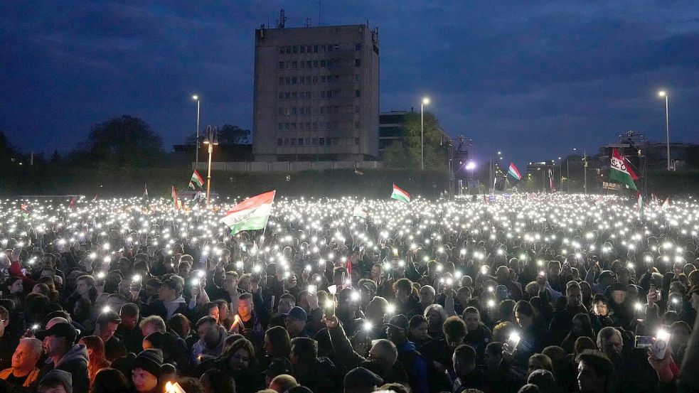 In der ostungarischen Stadt Debrecen strömten mehr als 10.000 Menschen zur letzten Kundgebung von Peter Magyar. Foto: Darko Bandic