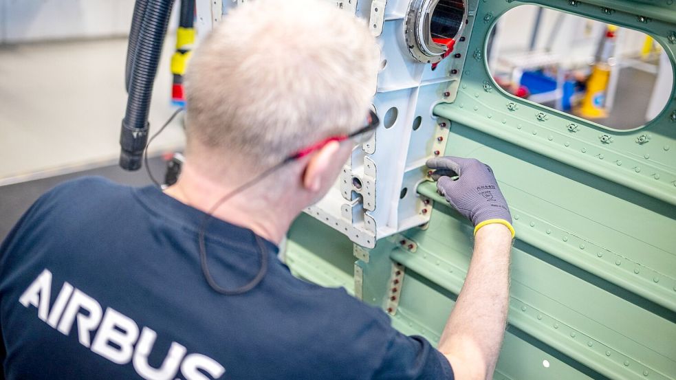 In der Werkstatt wird geschraubt, geschliffen und lackiert. Foto: Sina Schuldt