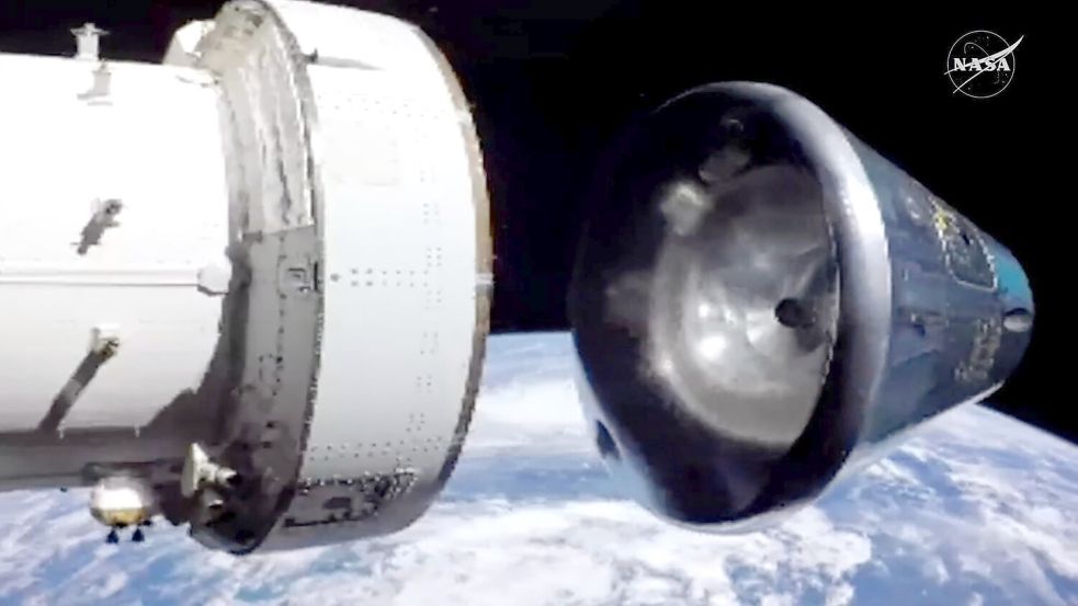 Über der Erde trennt sich die „Orion“-Kapsel, in der sich die Astronauten befinden, vom europäischen Servicemodul. Das Modul verglüht in der Atmosphäre und die Kapsel wassert im Pazifik. Foto: Uncredited